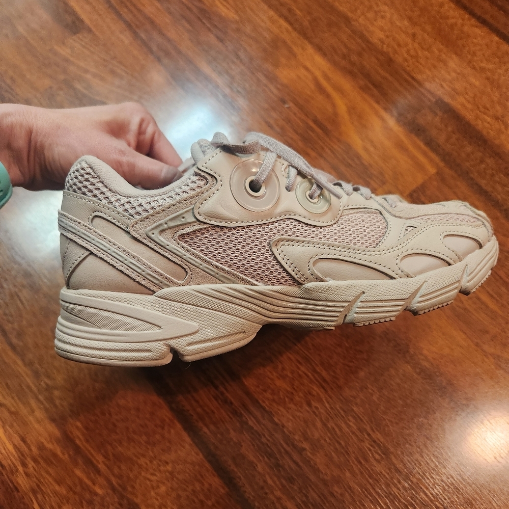 Womens Adidas Astir sneakers Taupe